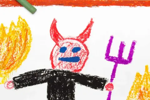 Ein roter Teufel mit blauen Augen und Hörnern, schwarzem Körper, hält einen Dreizack. Flammen lodern neben ihm. So sieht der Teufel aus!