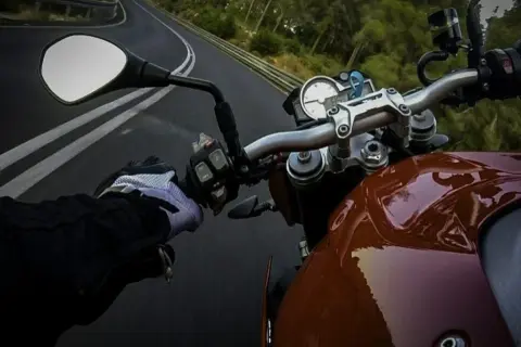 Co grozi za jazdę motorowerem bez uprawnień? Sprawdź kary i konsekwencje