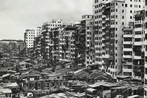 Gęsto zabudowane, wielopiętrowe budynki i niskie domy tworzą labirynt w Kowloon Walled City.