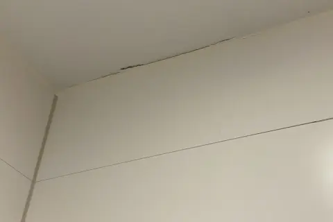 Sprickor i taket i badrummet, dags att måla tak badrum.