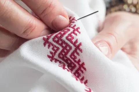 Jak wyszywać na ubraniach: proste techniki i materiały dla początkujących