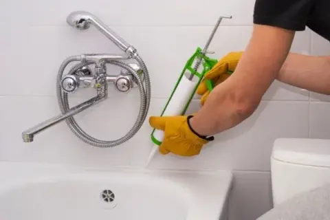 Badezimmer Fugen erneuern: So vermeiden Sie Schimmel und Schäden