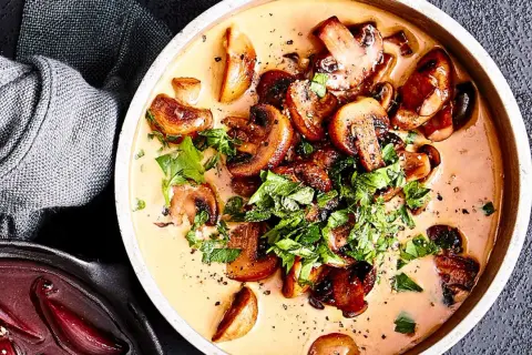 Cremige Pilzpfanne mit frischen Champignons, Petersilie und Pfeffer. Perfekt, wenn man fragt: was koche ich mit frischen champignons.