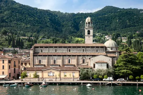 Salò cosa vedere: la maestosa chiesa con campanile domina il lungolago, incastonata tra case colorate e colline verdi.