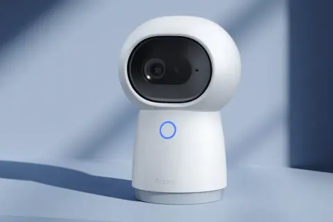 Caméra de surveillance intelligente Aqara Camera Hub G3, au design moderne et épuré, avec un anneau lumineux bleu.