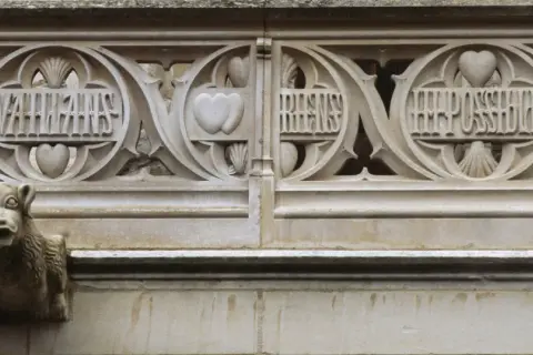 Gargouille et frise sculptée du **Château Jacques Cœur** avec les mots "Rien n'est impossible".