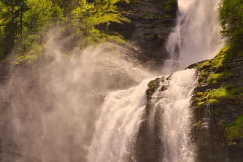 La cascade de Villaz déverse ses eaux tumultueuses sur des rochers verdoyants, créant un voile de brume rafraîchissante.