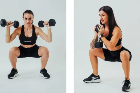 Donne in tenuta sportiva eseguono squat con manubri, un esercizio chiave per chi vuole imparare come mettere massa muscolare.
