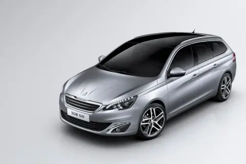 Silver Peugeot 308 SW, redo för ett test. Elegant kombi med mörk taklucka och sportiga fälgar.