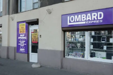 Fasada lombardu z witryną pełną elektroniki i banerem "LOMBARD EXPRESS".