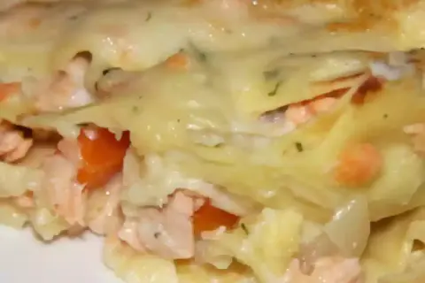 Lasagne saumon épinard, une couche de pâtes généreuse garnie de saumon rose et d'épinards, le tout nappé d'une sauce crémeuse et de fromage fondant.