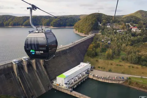 Kolejka linowa Solina czeka na pasażerów. Sprawdź solina kolejka linowa cennik i wybierz się na malowniczą podróż nad zielonymi wzgórzami.
