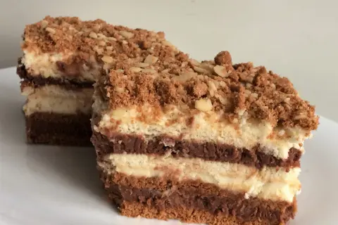 Szybkie ciasto z serkiem mascarpone, przełożone czekoladowym kremem i posypane kruszonką. Idealne na deser.
