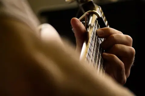 Jak trzymać gitarę elektryczną, aby uniknąć bólu podczas gry