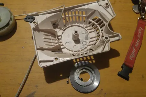 Jak założyć sprężynę szarpaka kosiarki? Poradnik DIY