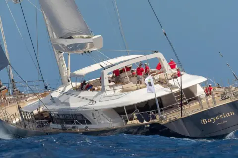 Vela da regata "Bayesian" di Perini Navi in navigazione con equipaggio in rosso.