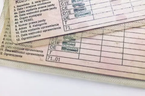 Fragmenty blankietów prawa jazdy z widocznymi kategoriami pojazdów i datami.