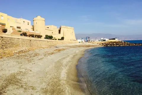 Castillo de Roquetas de Mar, ideal para saber qué hacer en Roquetas de Mar. Playa y mar azul.