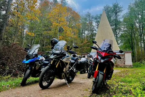 Mazury motocyklem: Odkryj najlepsze trasy i praktyczne porady!