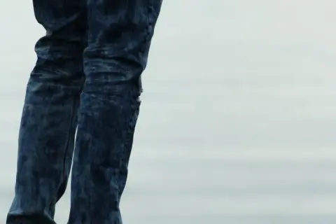 Spodnie Slim Fit: Przewodnik po kroju, dopasowaniu i stylizacji