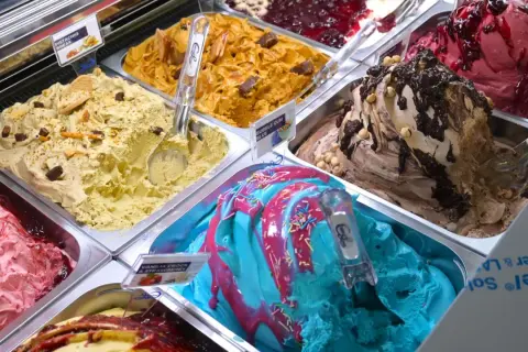 Bunte Eiscreme-Sorten, von Pistazie bis Erdbeer-Vanille, versprechen das beste Eis der Welt. Ein Fest für die Sinne!