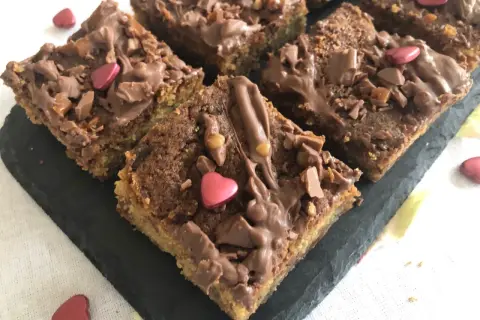 Chokladkakor i långpanna, toppade med smält choklad, nötter och rosa hjärtan. Perfekt för alla hjärtans dag!