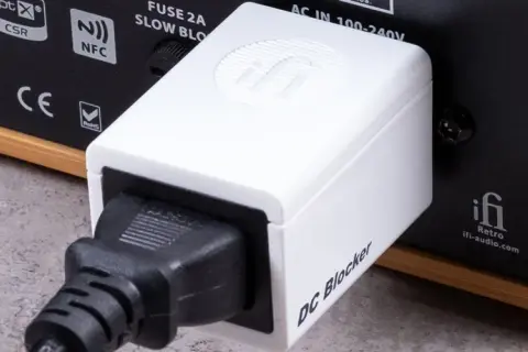 Filtr sieciowy: Jak skutecznie chroni Twoje urządzenia elektryczne?
