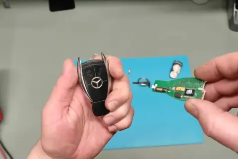 Jaka bateria do kluczyka Mercedes W211? Uniknij problemów z wymianą!