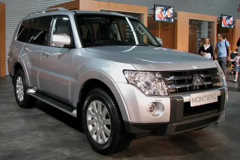 Mitsubishi Montero plateado, listo para cualquier aventura. Su robusto diseño y el peso de su nombre inspiran confianza.