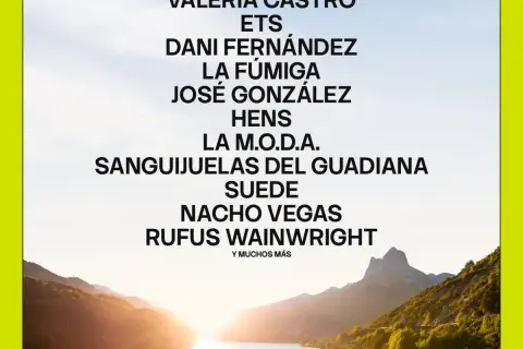 Cartel del Pirineo Sur Festival con nombres de artistas como Rufus Wainwright y Suede, sobre un paisaje de montañas al atardecer.