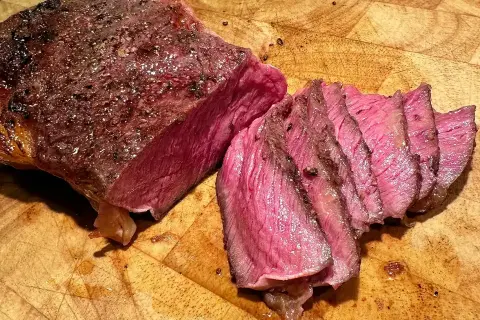 En saftig entrecote, perfekt stekt till innertemp. Skivorna visar en vacker rosa färg.