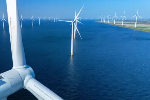 Wielka farma wiatrowa na morzu. To właśnie branza OZE, czyli odnawialne źródła energii, które czerpią moc z natury.