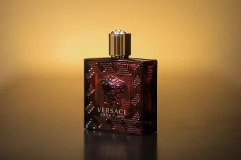 Flakon Versace Eros Flame, czerwony, z greckim wzorem i głową Meduzy. Chcesz wiedzieć, jak sprawdzić oryginał perfum? Zwróć uwagę na detale.