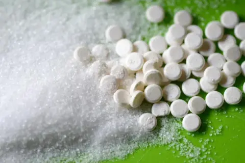 Zucker und Süßstofftabletten, die Acesulfam K enthalten, für einen gesunden Lebensstil.