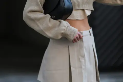 Stylowe połączenia spódnicy i swetra: 10 modnych inspiracji