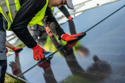 Jak wykorzystać prąd z fotowoltaiki, aby obniżyć rachunki za energię