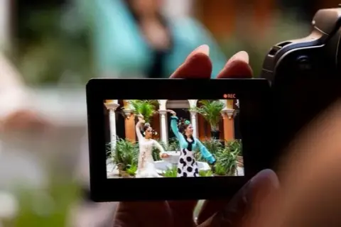 Czym się różni lustrzanka od aparatu? Odkryj kluczowe różnice