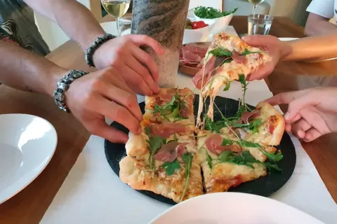 Jak zrobić pizzę na kamieniu - uniknij błędów i ciesz się smakiem