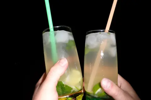 Pyszne drinki z wodą kokosową, które orzeźwią każdą imprezę