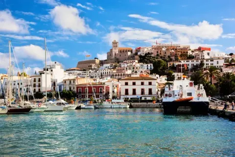 Trzecia co do wielkości wyspa Balearów – co warto wiedzieć o Ibizie