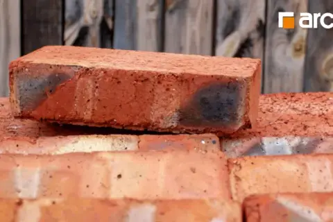 Cegła szamotowa jak długo trzyma ciepło i co wpływa na jej efektywność
