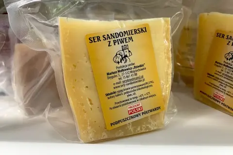 Sery sandomierskie w opakowaniach próżniowych, jeden z nich z etykietą "Ser Sandomierski z piwem".