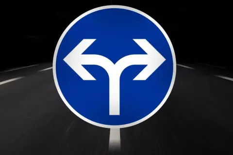 Ein Wegweiser zeigt links und rechts. Sollte ich mich trennen? Die Entscheidung ist schwer, wie eine Weggabelung auf der Straße.
