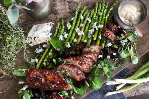 Grillad fläskfilé med sparris, blåmögelost och en krämig sås. Perfekt gris temperatur för en somrig middag.