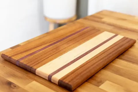 Tabla de madera con vetas de diferentes tonos, ideal para aprender como limpiar tabla de madera y mantenerla como nueva.