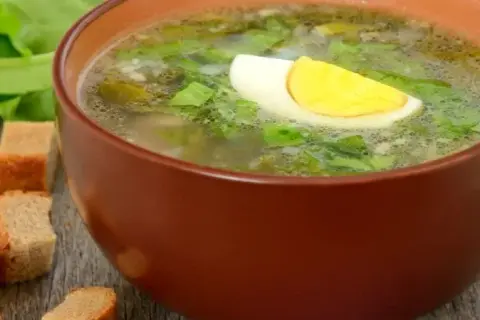 Jak przygotować szczaw do zupy, by uniknąć gorzkiego smaku?