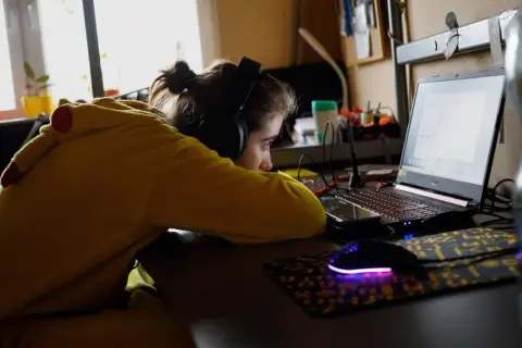 Problemy ze zdalnym nauczaniem: Od technologii po psychikę uczniów