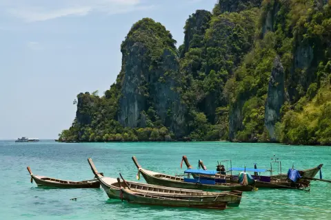 Piękne, turkusowe morze i łodzie przy skalistych wyspach. Idealna pogoda na Phuket w listopadzie.