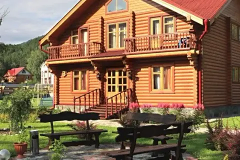 Jak wyczyścić dom z bali bez ryzyka uszkodzenia drewna