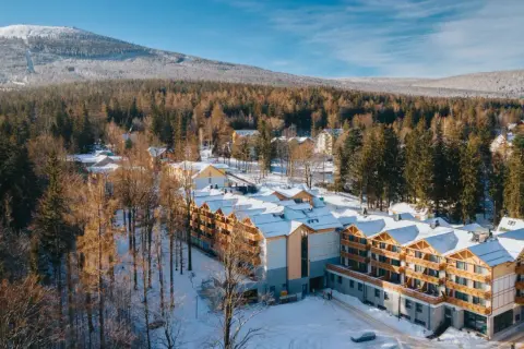 Zimowy krajobraz z hotelem Platinum Mountain & Spa. Opinie o tym miejscu są zazwyczaj pozytywne, a widok na ośnieżone góry zachwyca.